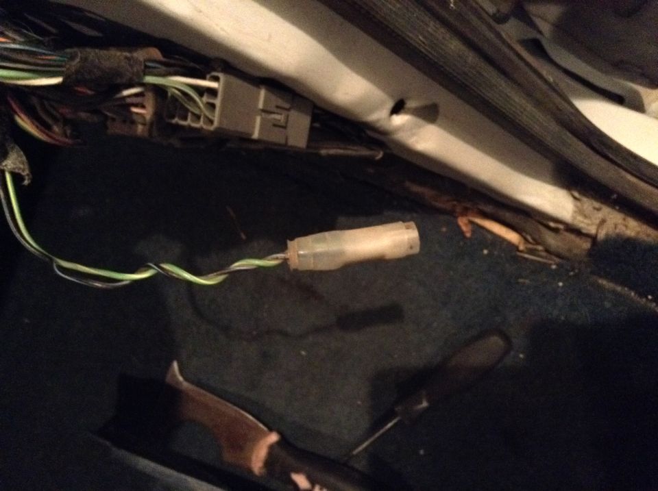 Interior wiring harness connector with green and white wires