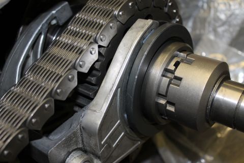 1995 Ford Bronco - Close-up of a transfer case chain, gears, and splined shaft, with Supermotors.net logo visible.