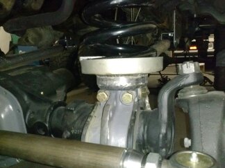 1995 Ford Bronco - Front axle and suspension components of a Ford Bronco, likely modified.