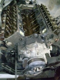 1995 Ford Bronco - Close-up view of an engine's internal components, with the Supermotors.net logo at the bottom.