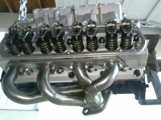 1995 Ford Bronco - Close-up of an engine block and headers, with a "Supermotors" watermark visible.