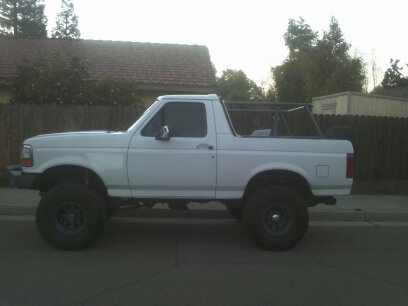 1995 Ford Bronco - This lifted 1995 Ford Bronco features a roll cage in its open rear section.