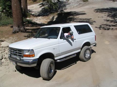 1995 Ford Bronco - This white Ford Bronco appears to be from the early to mid-1990s, not a 1995 model.