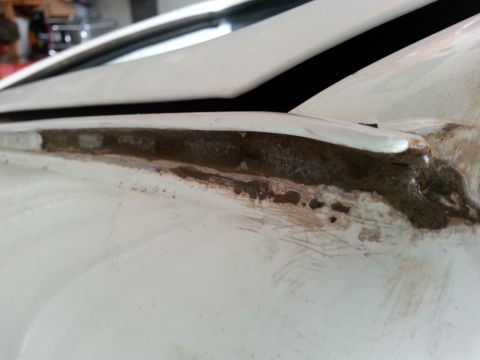 1992 Ford Bronco - The drip rail on this vehicle shows significant rust and damage, indicating a need for repair.
