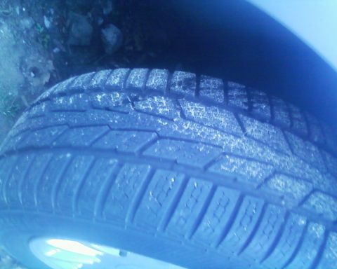 1999 Ford Fairlane - Tire tread detail with Supermotors.net branding visible on the lower right.