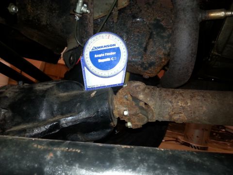1996 Ford Bronco - Using a Swanson angle finder to measure pinion angle on a vehicle's driveshaft and differential.