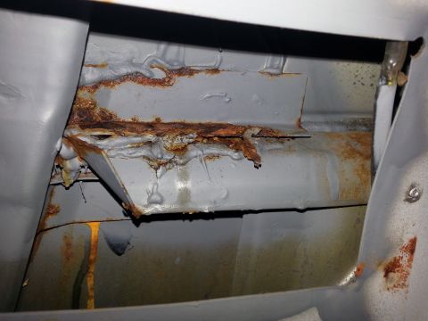 1992 Ford Bronco - another view of the rust on the drivers side.