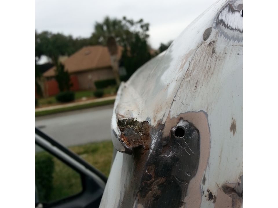 rear shot of the drivers side rain gutter, the previous shot that did this repair did a real crap job, the old sealer was still in the gutter and was rusted underneath. Had to go about 8 inches up the gutter before I got to clean metal..