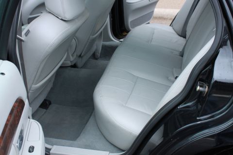 2005 Ford Crown Victoria - The interior of a car, showing the rear seats and floor mats. A watermark is visible in the lower right corner.