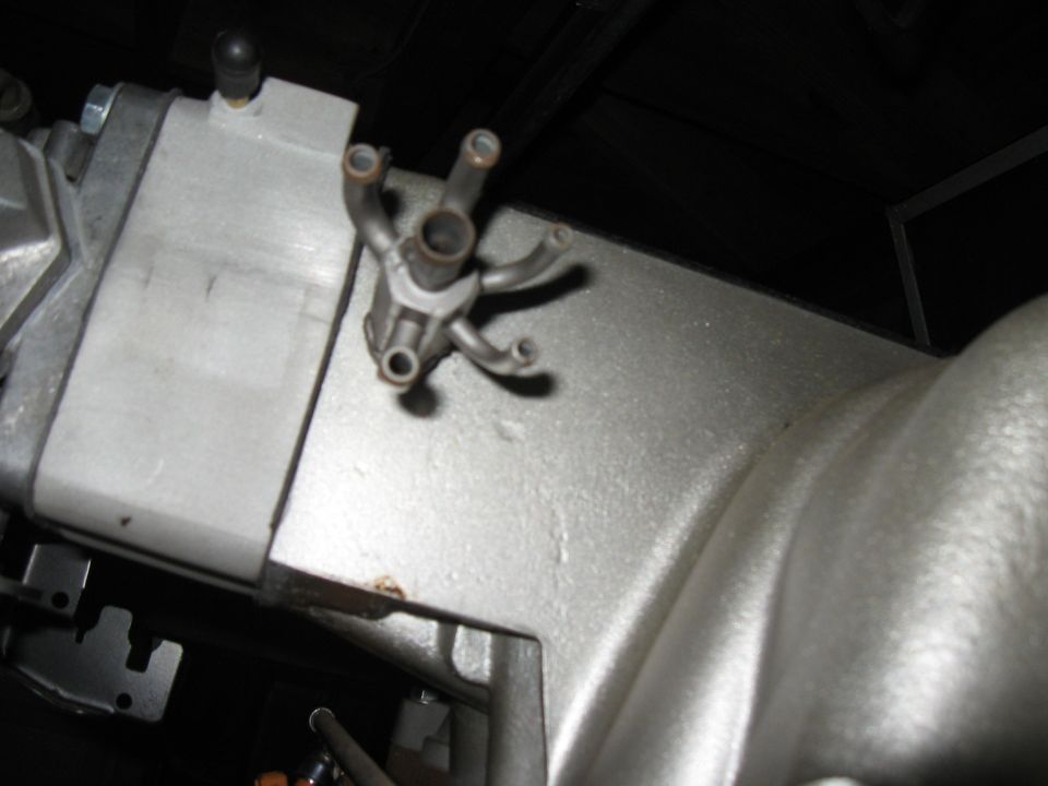 Metal engine component with multiple small tubes branching out