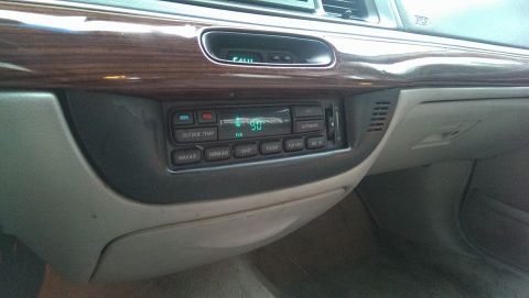 2000 Mercury Grand Marquis - Interior view of the climate control panel in a 2000 Mercury Grand Marquis, displaying 90 degrees Fahrenheit.