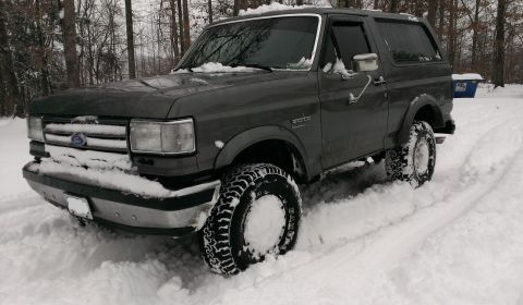 1988 Ford Bronco - Playing in the snow