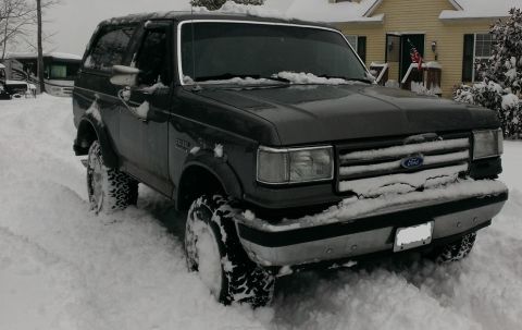 1988 Ford Bronco - Playing in the snow