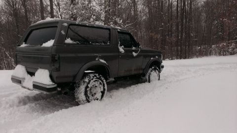 1988 Ford Bronco - Playing in the snow
