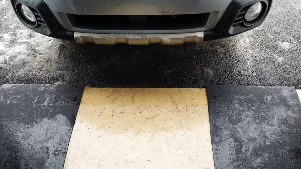 Front bumper and grille of a vehicle with a silver skid plate