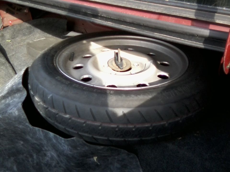 Spare tire in trunk, held down by a central bolt