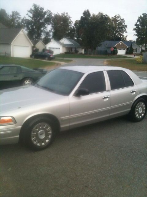 2004 Ford Crown Victoria photo