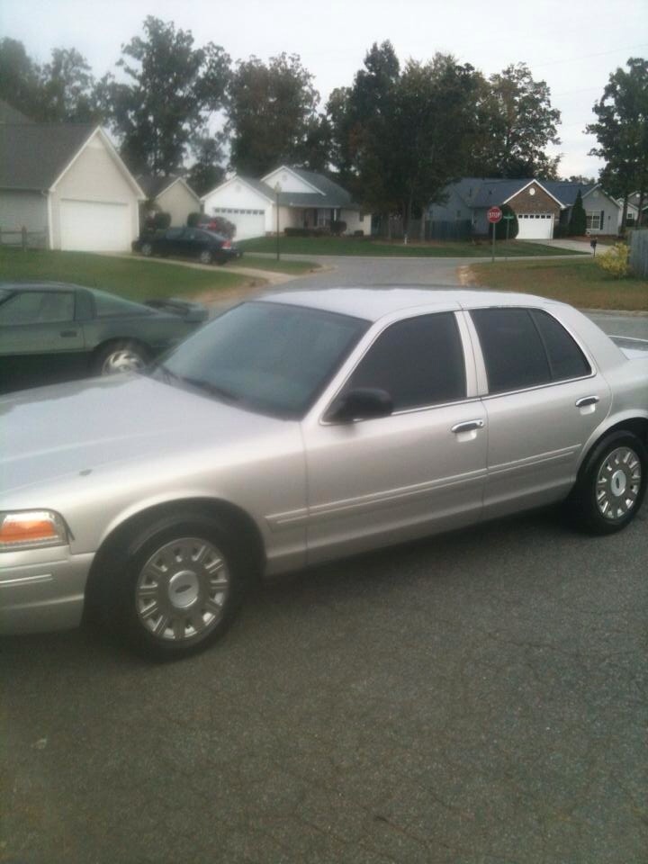 Silver 2004 Ford Crown Victoria sedan, 3q front view