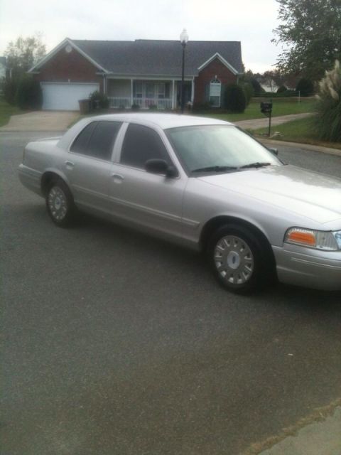 2004 Ford Crown Victoria photo