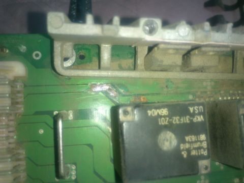 1998 Ford Crown Victoria - Circuit board detail showing a relay with part number VKP-31F32-201 and date code 96M04.