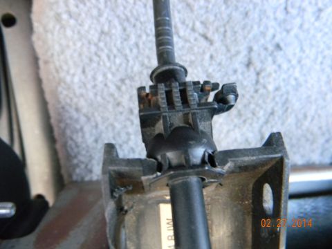1995 Ford Bronco - cable inserted in slot