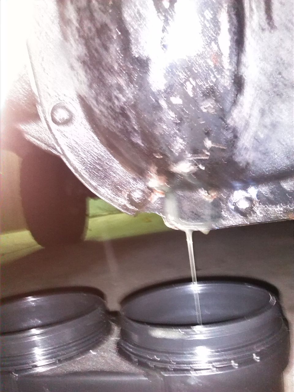 Differential fluid draining from a metal housing into a black pan