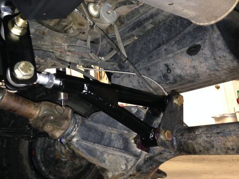 1987 Suzuki Samurai - This photo shows the installation of an aftermarket anti-wrap bar on a vehicle's rear axle and frame.