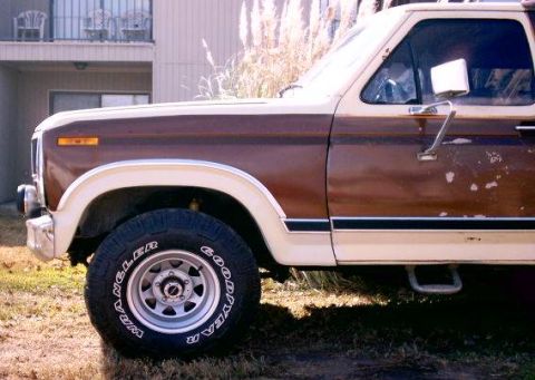 1980 Ford Bronco - This two-tone Ford Bronco shows significant paint wear on its side panel.