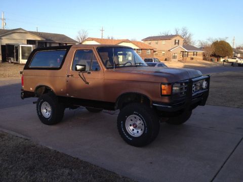 1994 Ford Bronco - This 1994 Ford Bronco features a lifted suspension and an aftermarket bull bar, giving it a appearance.