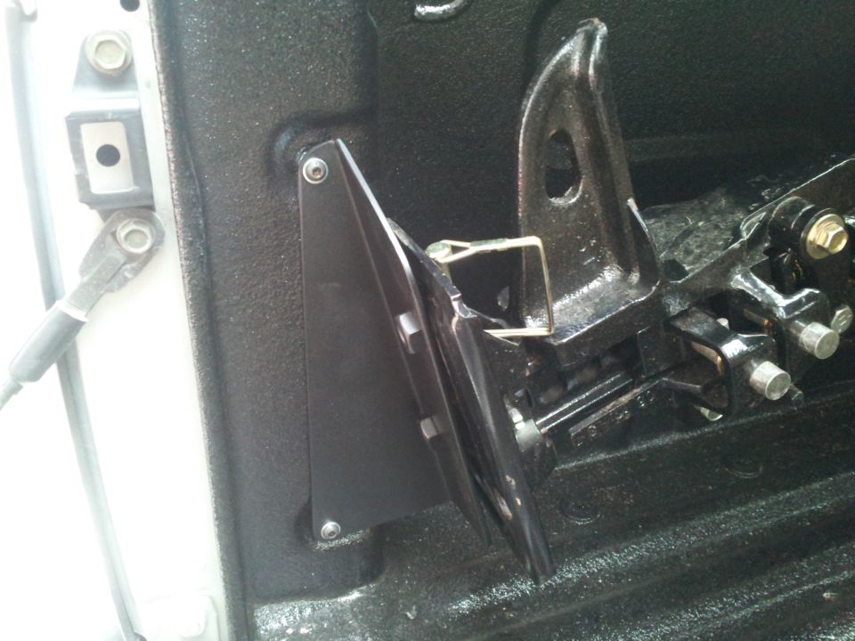 Tailgate step mechanism in a truck bed