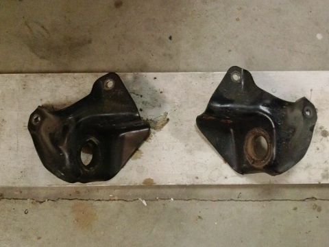 1995 Ford Bronco - Two black metal brackets are shown on a wooden surface. The image includes a watermark for SUPERMOTORS.