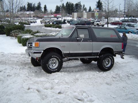 1989 Ford Bronco - Some silly parking at the grocery store
