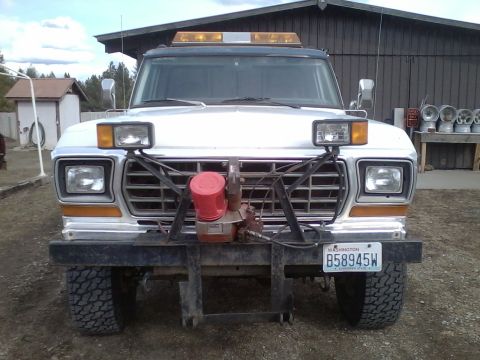 1973 Ford F-250 - Front view of a 1973 Ford F-250 equipped with a plow mount and auxiliary lights.