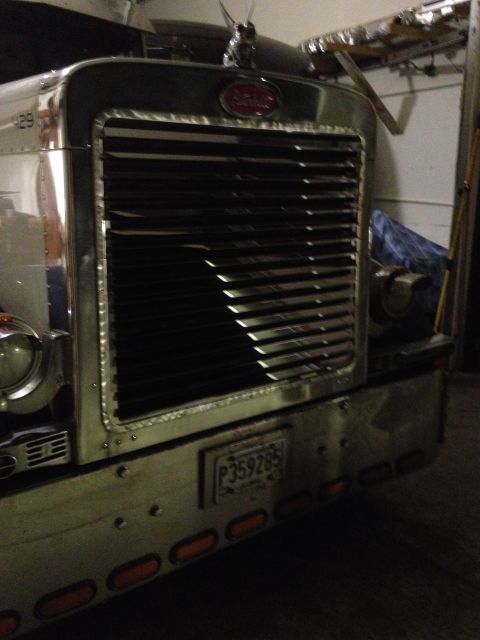 2003 Peterbilt 379 - Front view of a 2003 Peterbilt 379 truck, highlighting its chrome grille and bumper.
