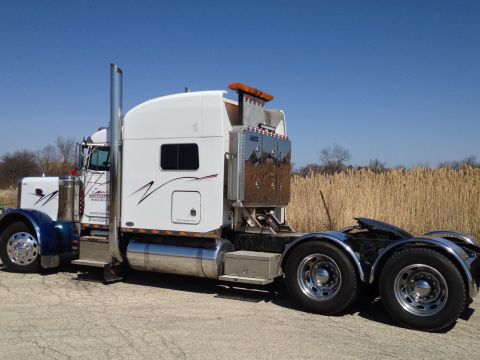 2003 Peterbilt 379 - Side view of a 2003 Peterbilt 379 semi-truck parked outdoors.