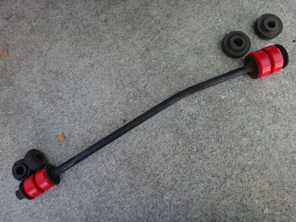 Sway bar end link with red polyurethane bushings and two black rubber bushings