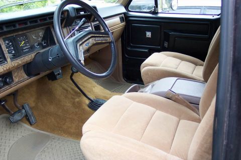 1986 Ford Bronco - The steering wheel was replaced.