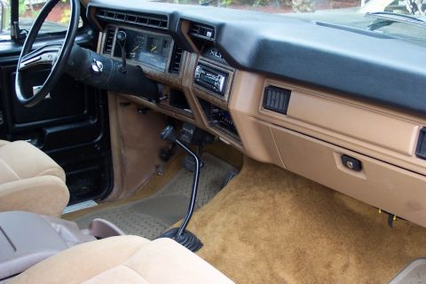1986 Ford Bronco - Still gotta paint that dash and door panels