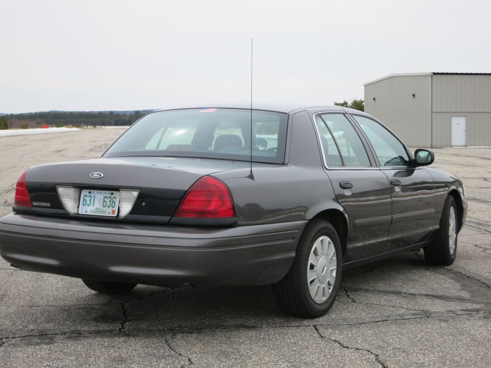 2001 Ford Crown Victoria, rear 3/4 view, dark grey paint, license plate 631 636