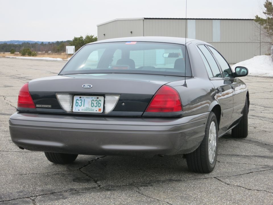 Dark grey 2001 Ford Crown Victoria, rear view, license plate 631 636