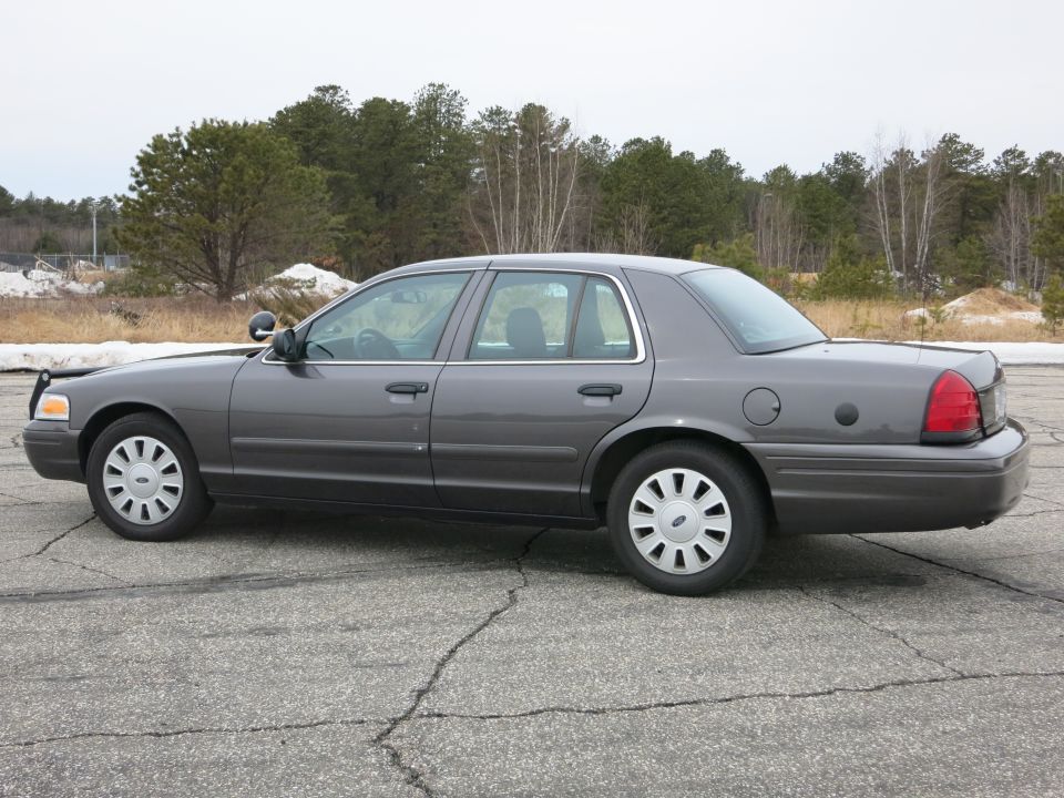 2001 Ford Crown Victoria sedan, side view, grey paint, parked on asphalt