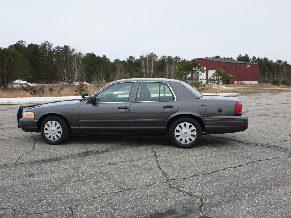 Grey 2001 Ford Crown Victoria sedan, side view