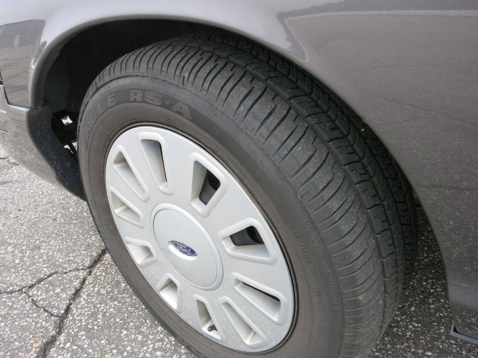 Grey 2001 Ford Crown Victoria wheel and fender