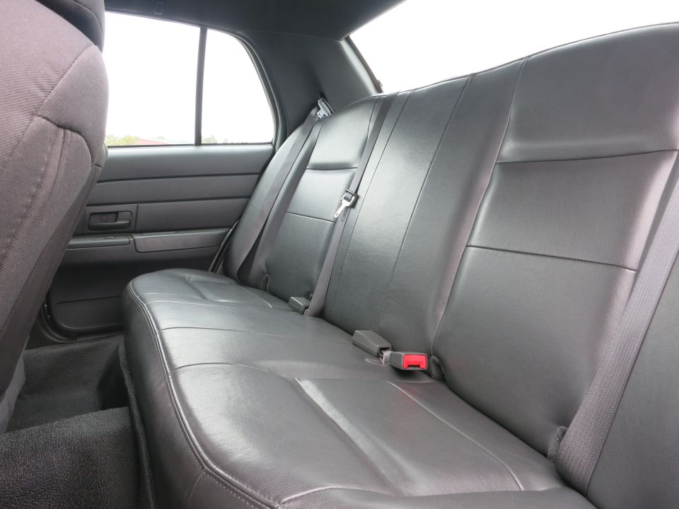 Interior rear seats, black leatherette, seatbelts