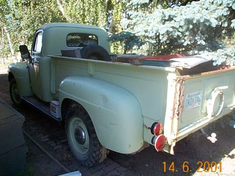 1950 Ford F-250 - This pickup truck's body style suggests a late 1940s model, not a 1950 Ford F-250.