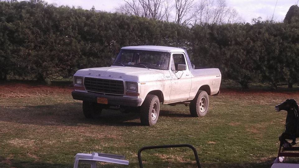 White 1979 Ford Bronco parked on grass, 3/4 front view