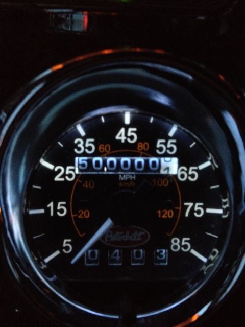 2003 Peterbilt 379 - The speedometer displays 500,000 miles and the odometer reads 0403.