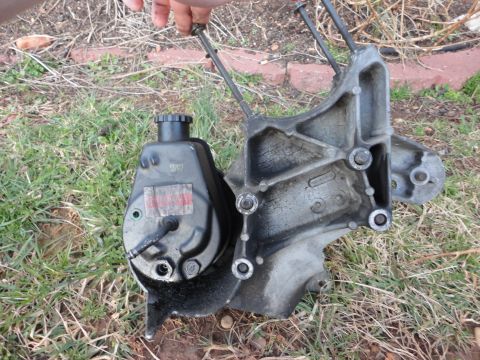 1995 Ford F-150 - 460cid Saginaw Pump/Bracket dirty 3