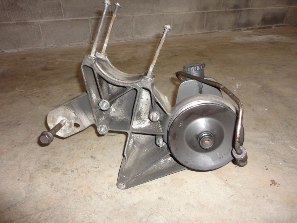 460cid Saginaw Pump/Bracket dirty 1