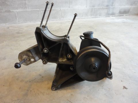 1995 Ford F-150 - 460cid Saginaw Pump/Bracket dirty 2